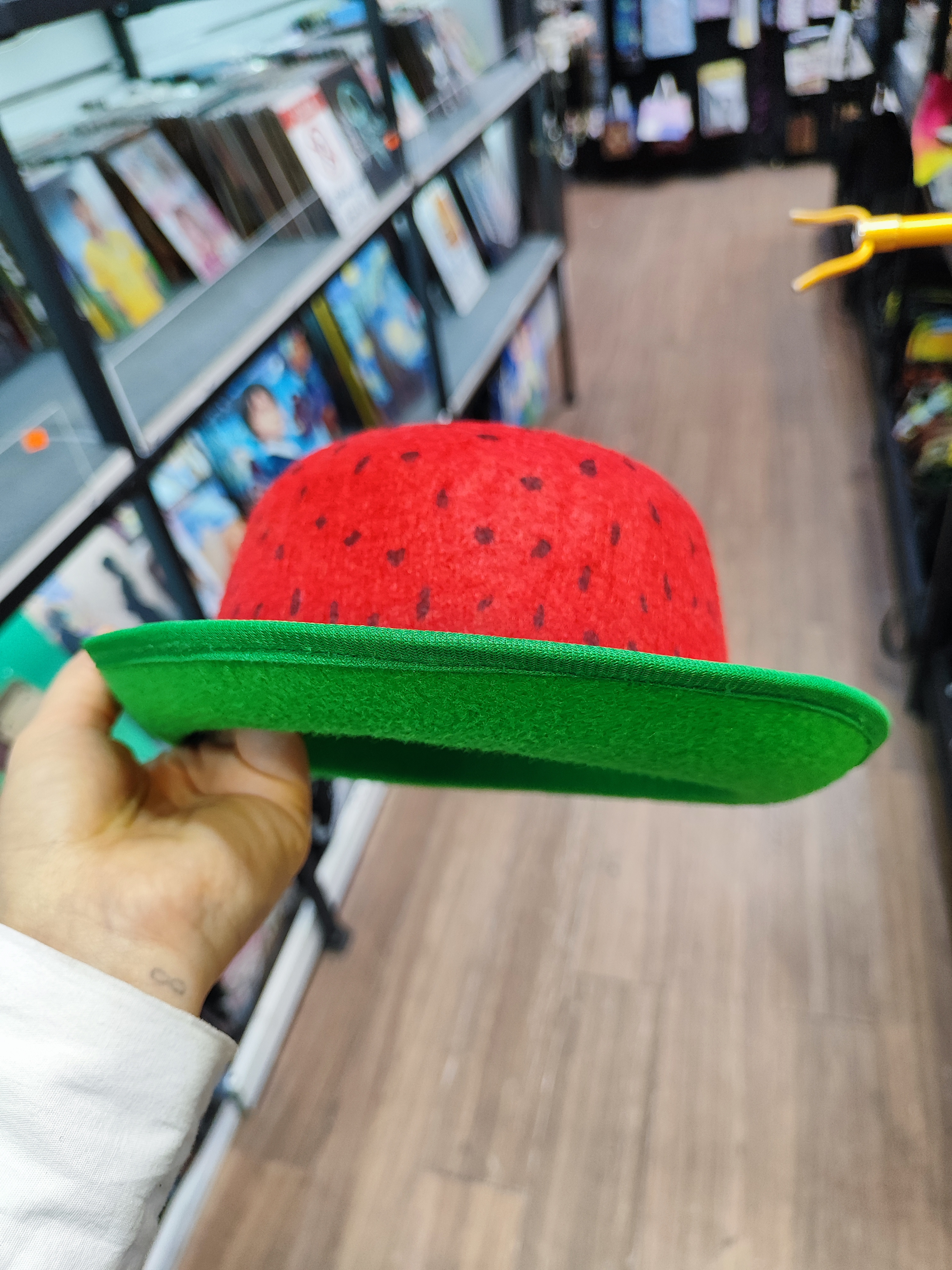 کلاه نمدی مدل شاپوری هندوانه‌ای مخصوص شب یلدا – فری‌سایز، مناسب نوجوان و بزرگسال