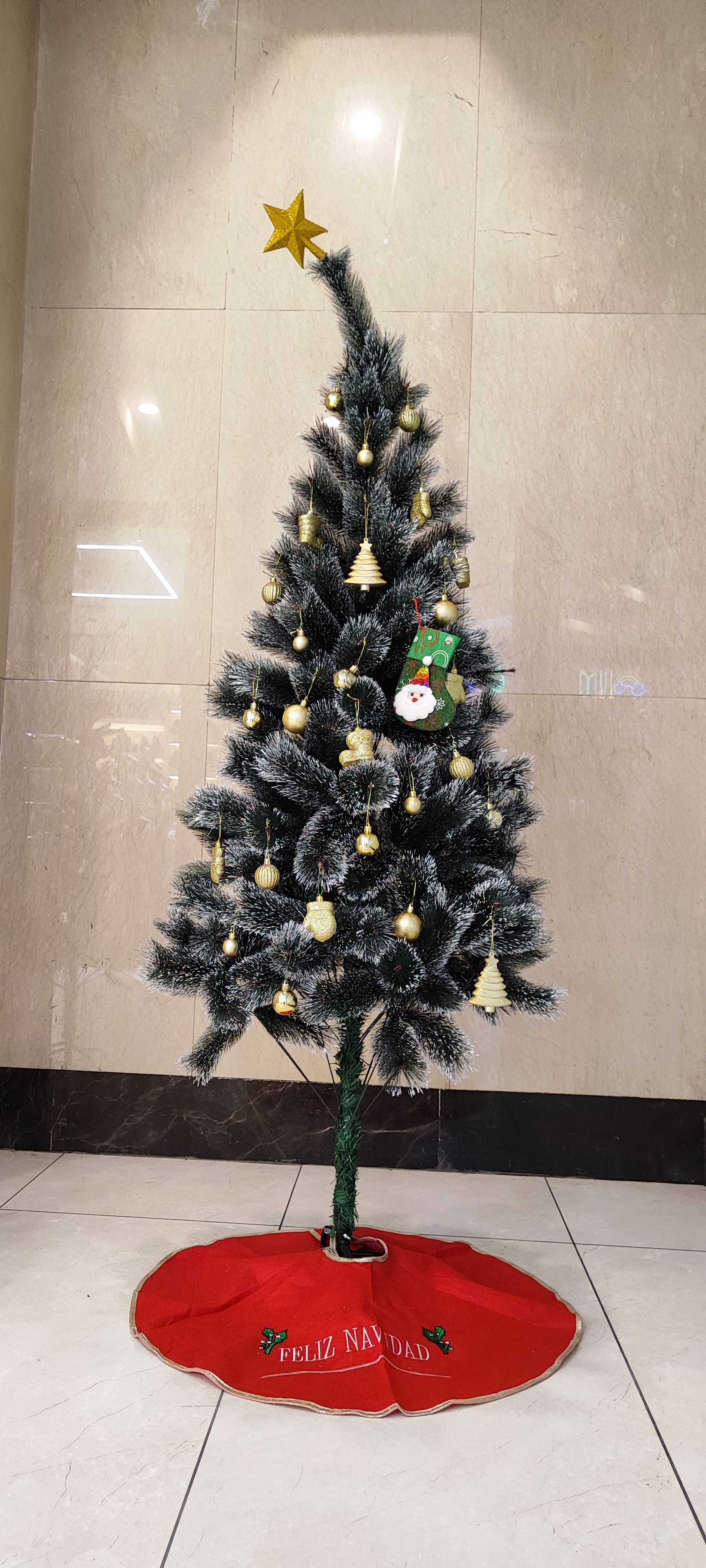 درخت کریسمس ۱۸۰ سانتی مدل سوزنی نوک‌برفی – فوق‌پُر، درجه یک، همراه با تزیینات و جعبه(بدون تزیینات)