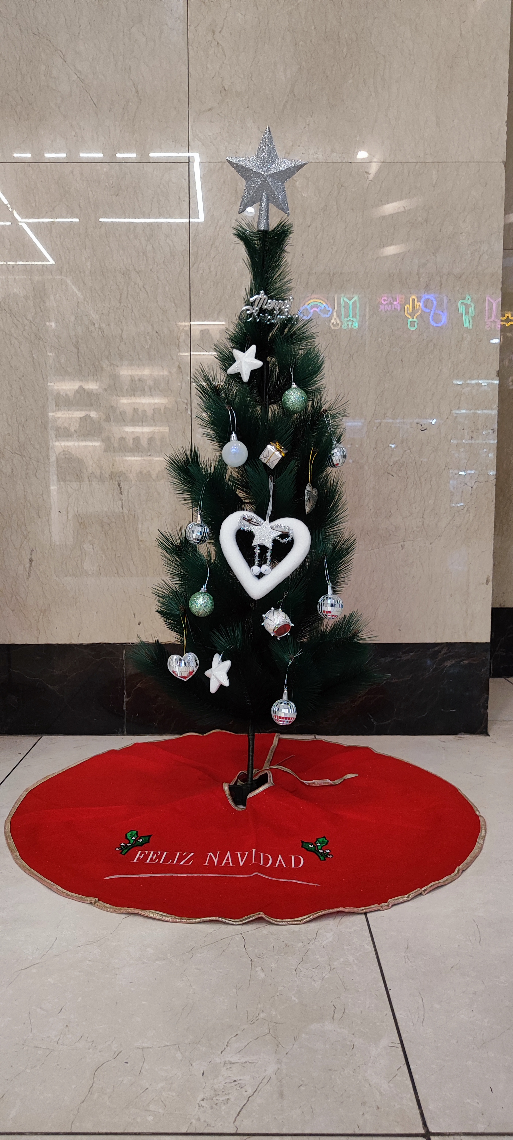 درخت کریسمس کوچک ۹۰ سانتی مدل سوزنی سبز – کیفیت عالی و قیمت مناسب