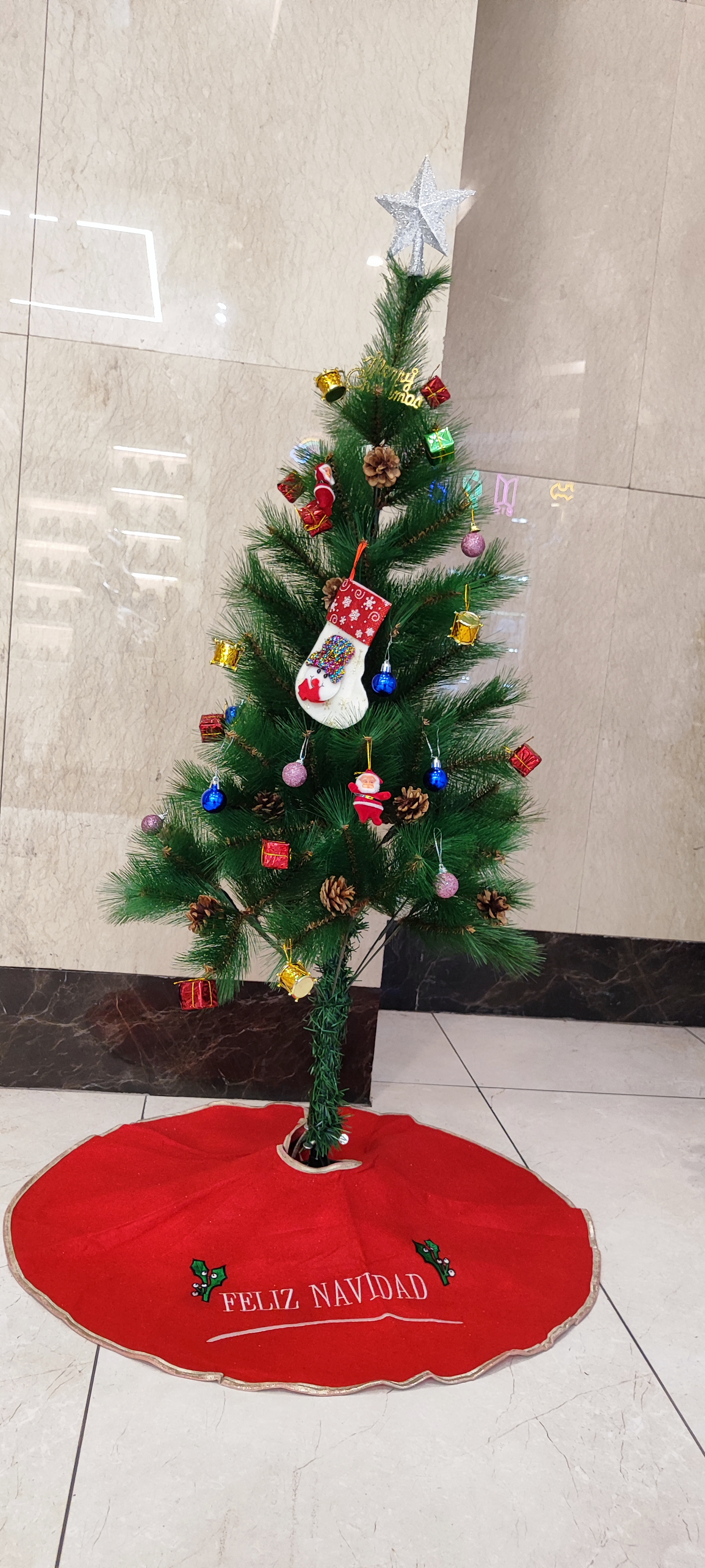 درخت کاج سوزنی سبز ۱۲۰ سانتی – مدل خاص با میوه‌های کاج طبیعی‌نما(بدون تزیینات)