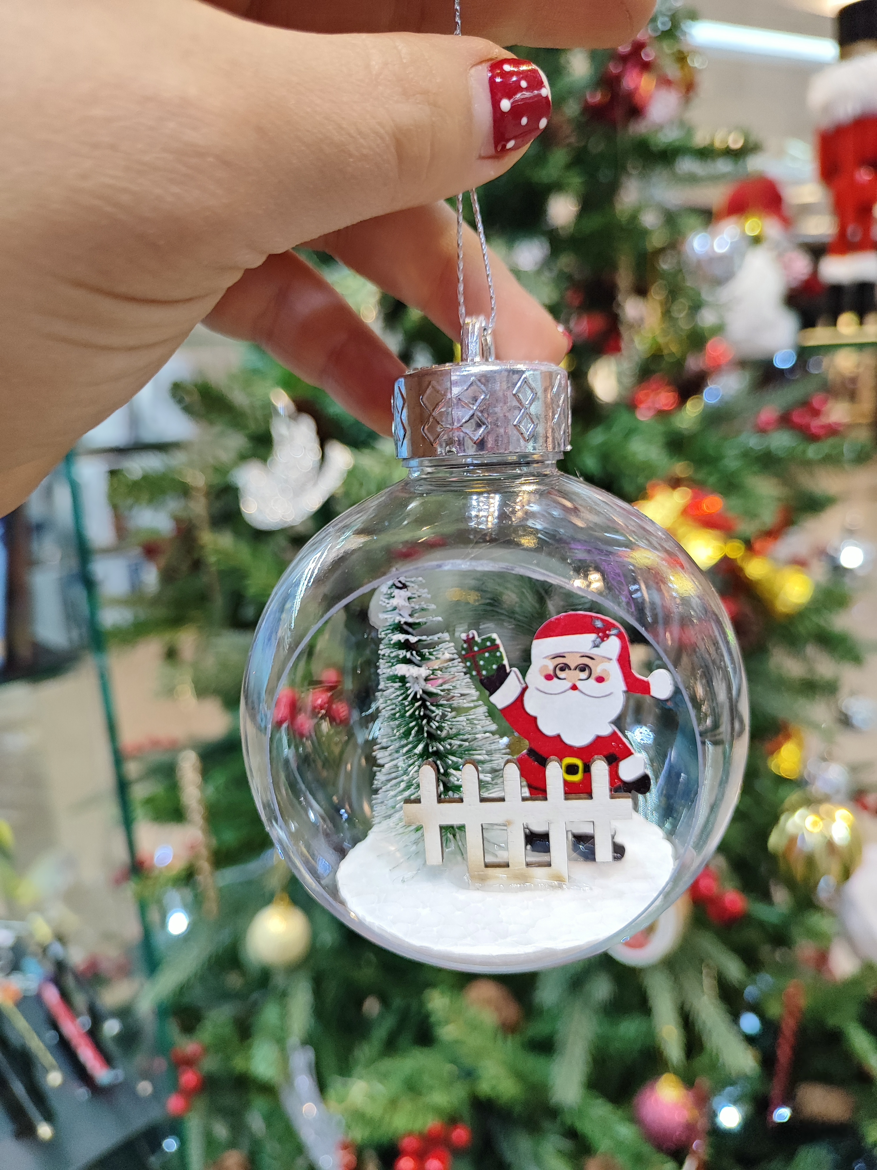 گوی کریسمسی بزرگ شیشه‌ای طرح بابانوئل و درخت کاج | دکور رویایی