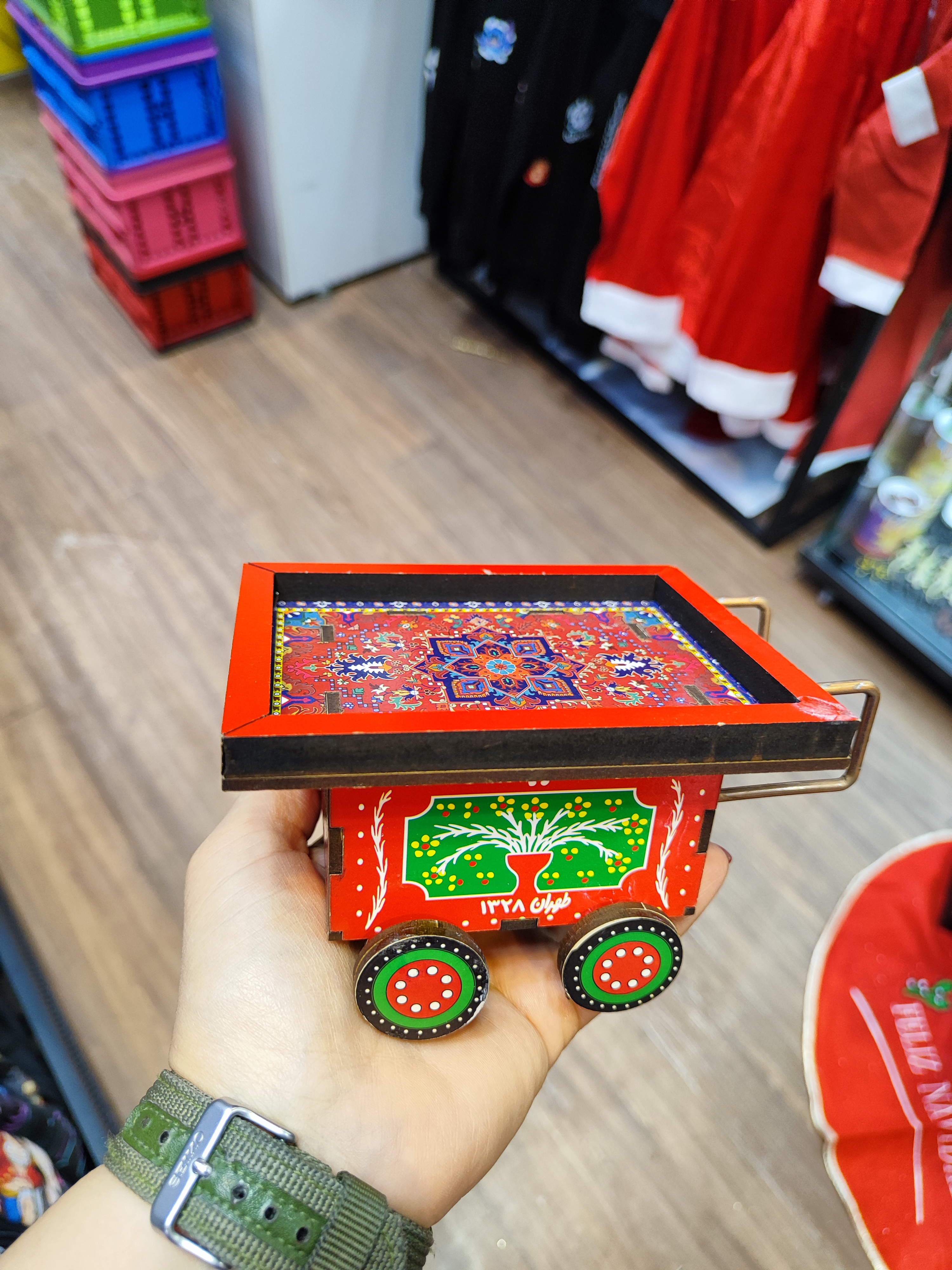 گاری چوبی تزیینی مدل یلدایی – مناسب سفره شب یلدا و دکور خانه