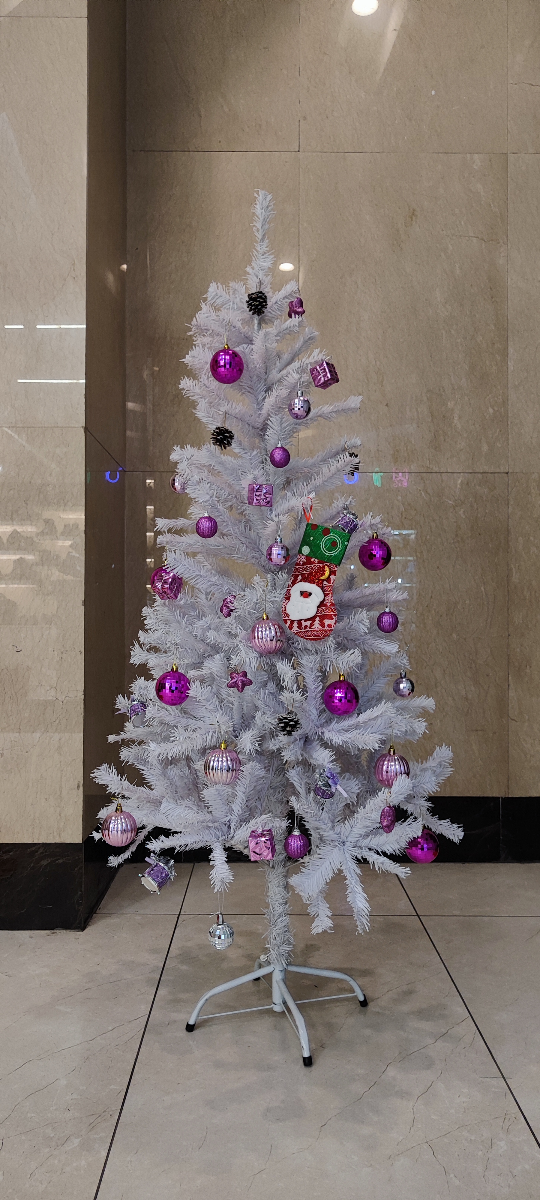 درخت کریسمس ۱۵۰ سانتی تمام سفید برفی – مدل لاکچری مخصوص دکور متفاوت(بدون تزیینات)